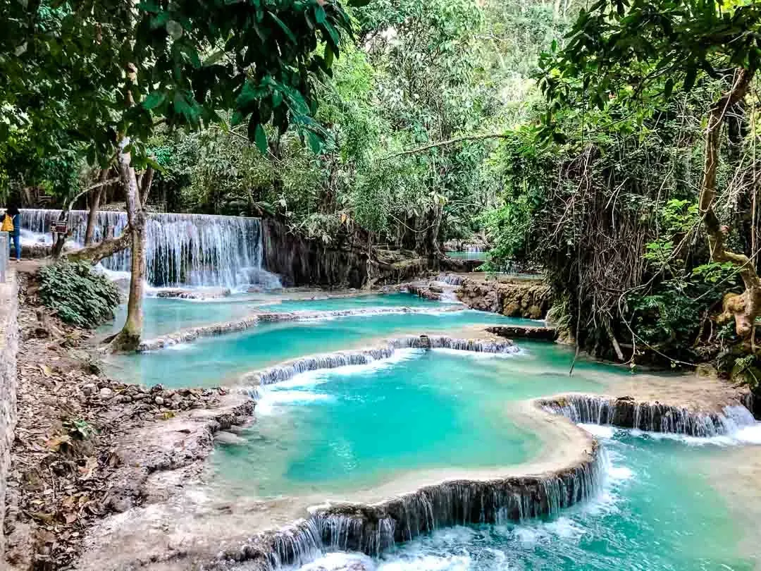 laos backpacking kuang si wasserfall