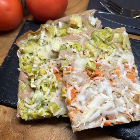 Lauchgewächse wie Porree und Zwiebeln haben knorpelschützende Eigenschaften – diese Gemüsepfannkuchen sind somit gut für die Arthrose Ernährung.