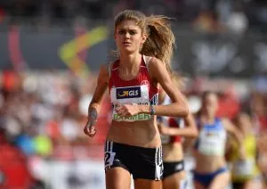 Läuferinnen und Läufer starten auf einer blauen Tartanbahn bei einem Leichtathletik-Wettkampf