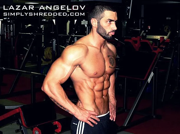 Lazar Angelov posiert in Topform und präsentiert seine Muskeldefinition