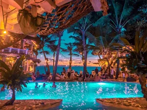 Lebhafte Terrasse eines Strandcafés an der Ostsee, ein beliebter Treffpunkt für Urlauber.