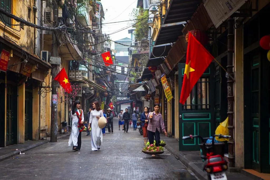 Lebhaftes Treiben im Altstadtviertel von Hanoi, ein Höhepunkt für Nordvietnam Reisetipps