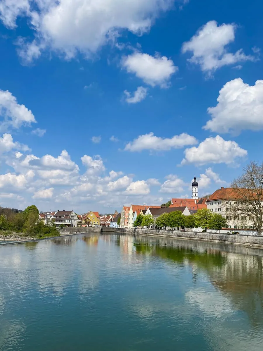 Lech-Idylle: Die historische Altstadt von Landsberg am Lech mit dem Fluss und seinen malerischen Ufern