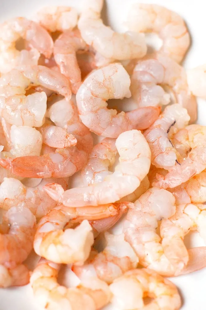 Leckere 20-Minuten Scampi Pasta auf einem weißen Teller, bestreut mit frischen Chiliflocken, perfekt als Soulfood.