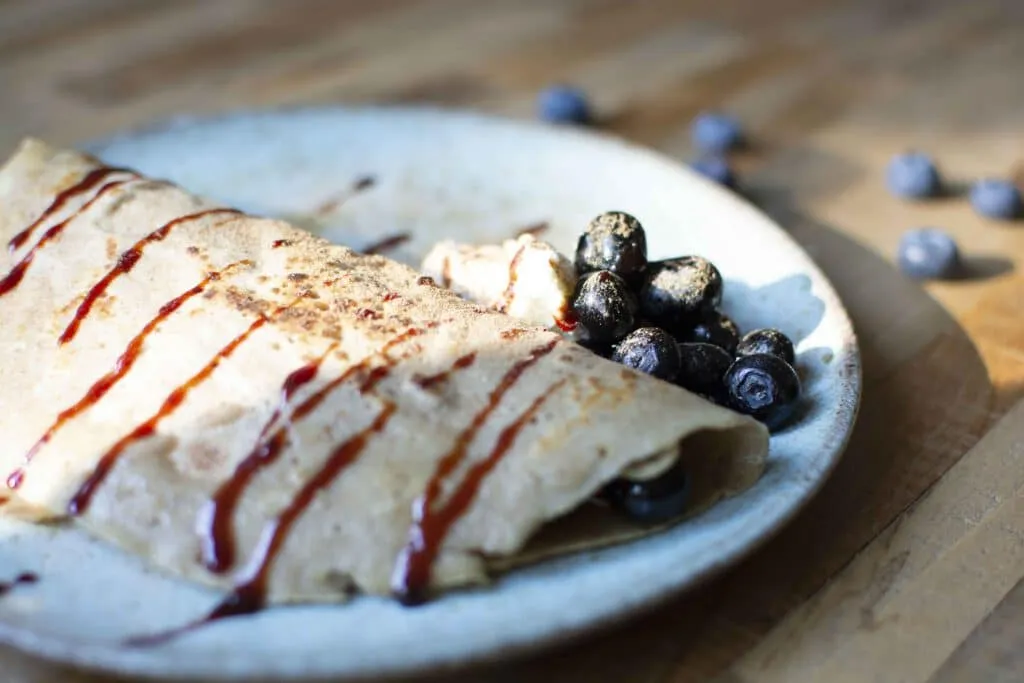 Leckere Buchweizenpfannkuchen mit Beeren und Quark – ein ideales, zuckerfreies Louwen Diät Frühstücksrezept