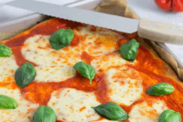 Leckere histaminarme Pizza mit Paprika-Basis und frischem Belag, glutenfrei zubereitet