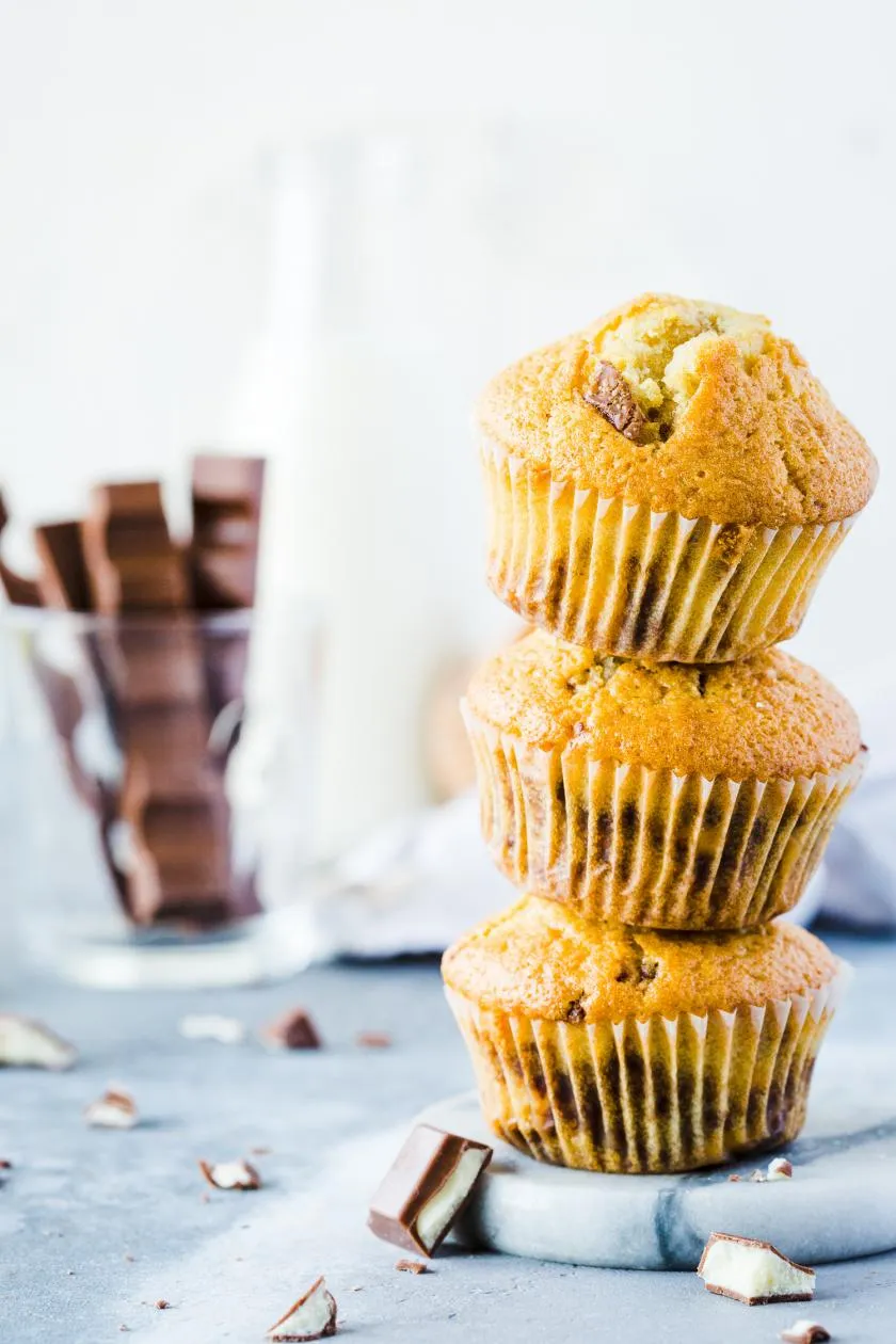 Leckere Kinderschokolade-Muffins mit Schokoherz für kleine Naschkatzen