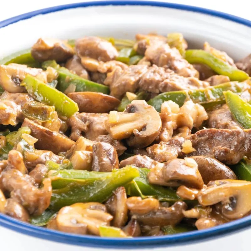 Leckere Low Carb Philly Cheesesteak-Pfanne ohne Kohlenhydrate als Keto Hauptgericht. Ein deftiges und leckeres Diät Mittagessen.