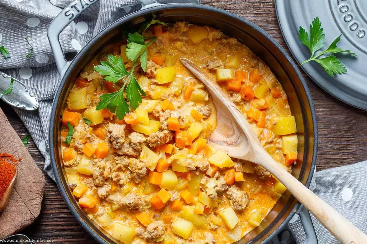 Leckerer Eintopf mit zartem Hackfleisch, Kartoffeln und vielfältigem Gemüse, ideal zum Einfrieren