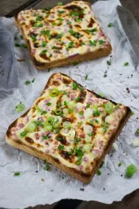Leckerer Flammkuchen-Toast, ideal zum Frühstück oder Abendessen.