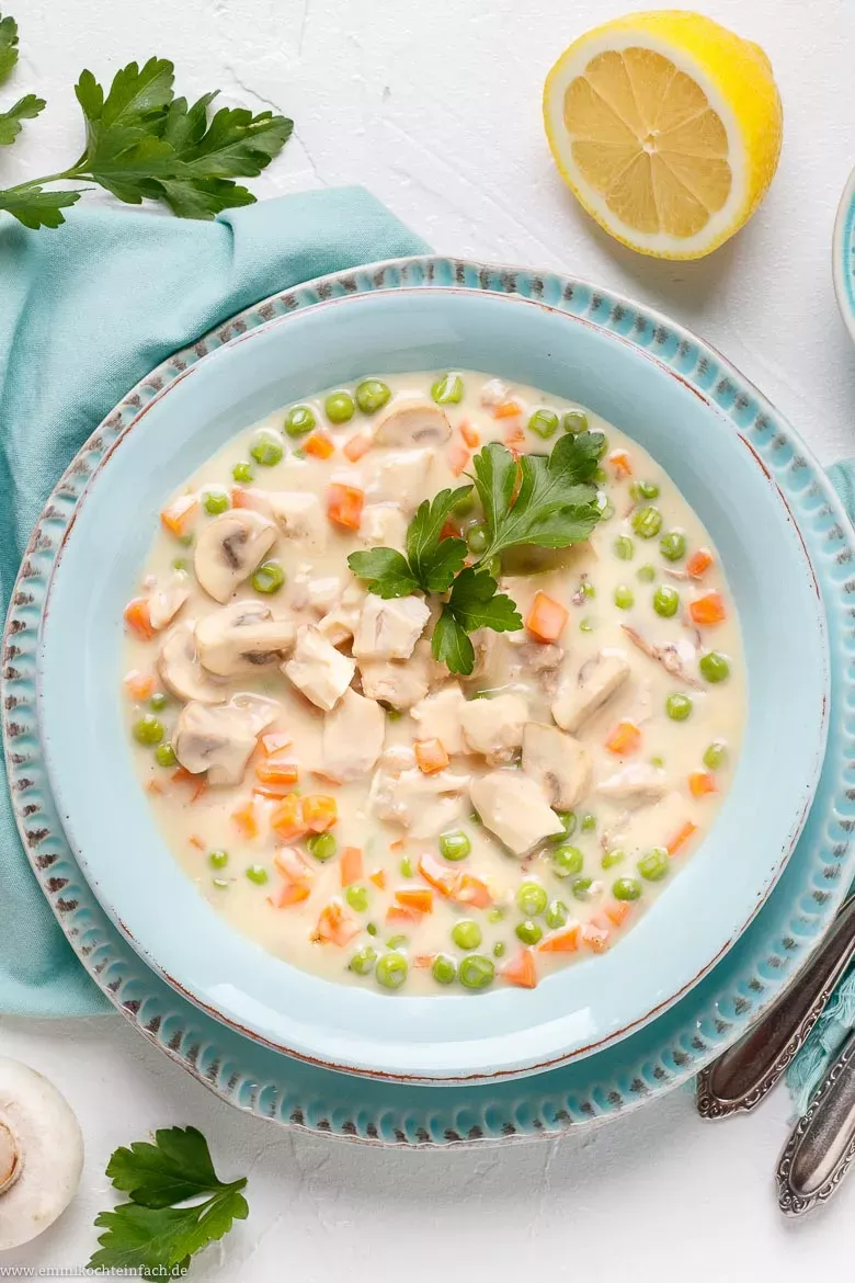 Leckeres Hühnerfrikassee in einer Schüssel mit frischer Petersilie garniert