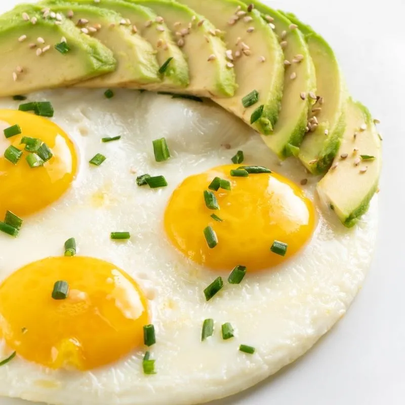 Leckeres Keto Frühstück: Spiegeleier mit Avocado Mobile Featured Image