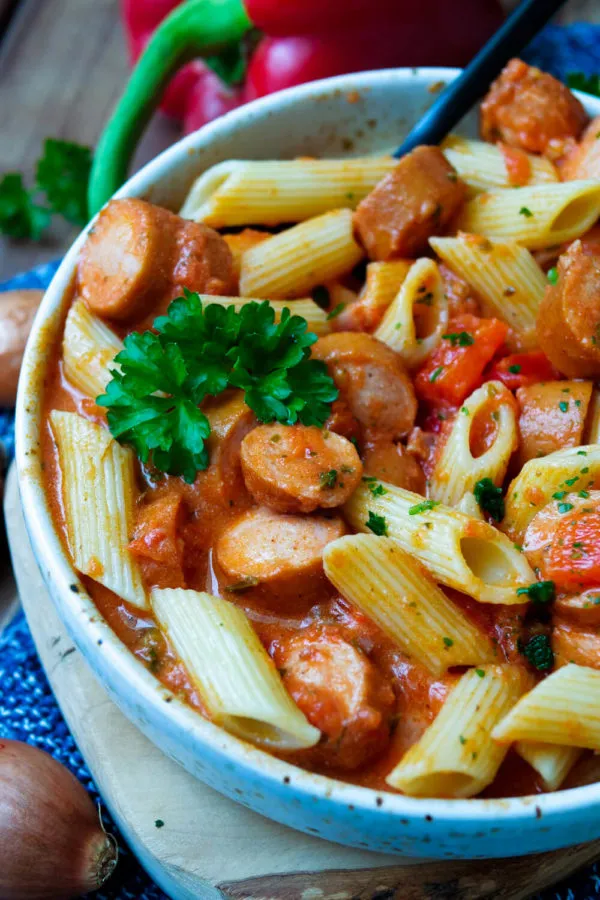 Leckeres Würstchengulasch mit cremiger Tomatensauce und perfekt gekochten Nudeln