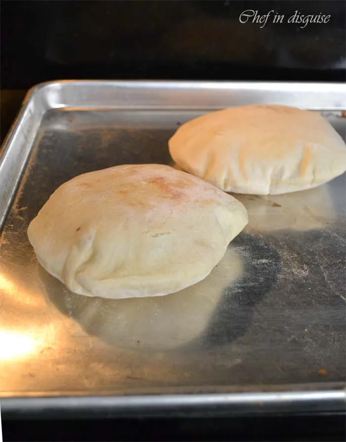 Leeres Backblech im vorgeheizten Ofen