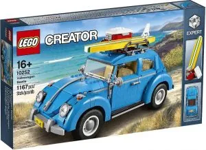 Lego Bauset des Volkswagen Käfers mit Surfbrett auf dem Dach