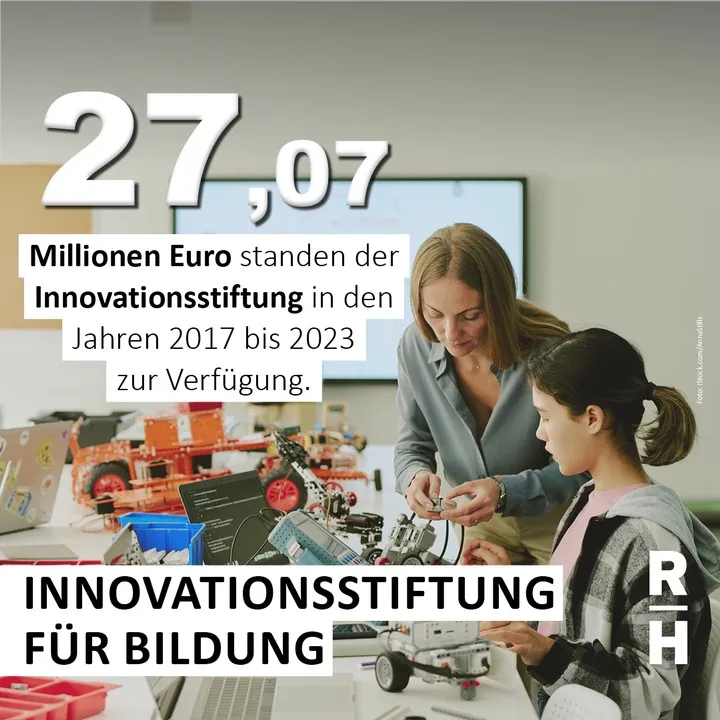 Lehrerin und Schülerin bauen einen Roboter - Copyright: Foto: iStock/AnnaStills