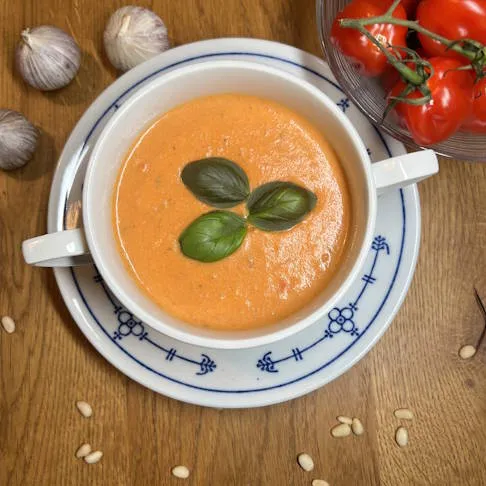 Leicht, aromatisch und reich an Lycopin, das entzündungshemmend wirken kann: frische Tomatensuppe, eine wohltuende Option für die Arthrose Ernährung.