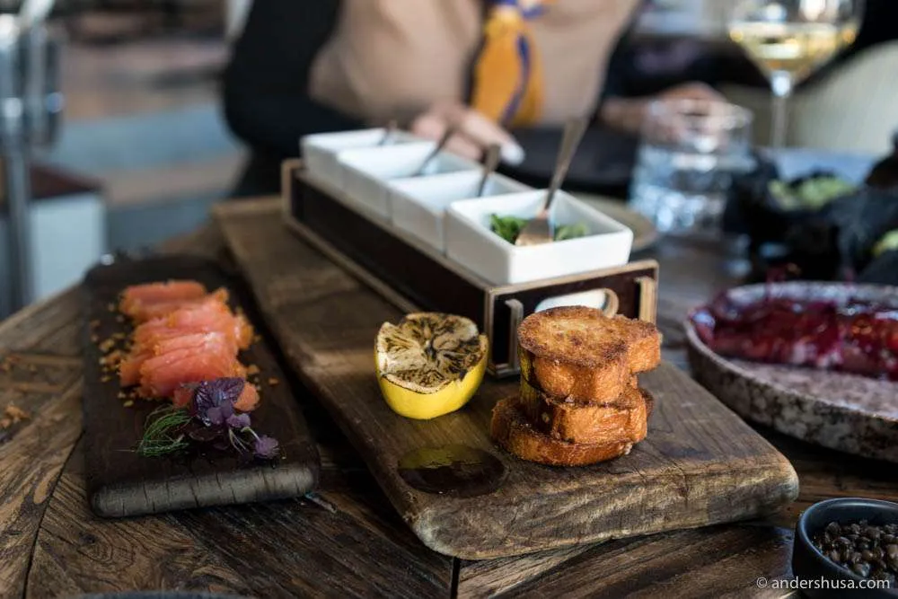 Leicht gebeizte Forelle mit knusprigen Brioche-Toasts, Sauerrahm, Zwiebeln und Forellenrogen, eine köstliche Vorspeise im NOA Restaurant Tallinn