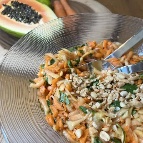 Leicht, gesund und exotisch: Scharfer Papayasalat, eine erfrischende Option unter den Arthrose Ernährung Rezepten.