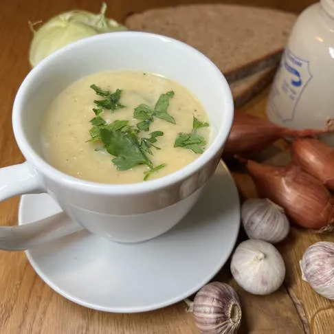 Leicht, würzig und voller entzündungshemmender Inhaltsstoffe: Kohlrabi-Senf-Suppe, ein wohltuendes Gericht für die Arthrose Ernährung.