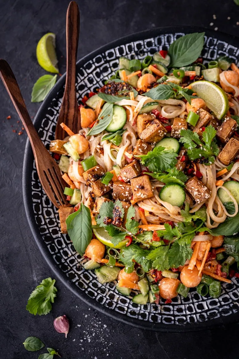 Leichter Asia Reisnudelsalat mit cremiger Erdnusssauce, frischem Gemüse und Kräutern, ein schnelles und gesundes Sommergericht