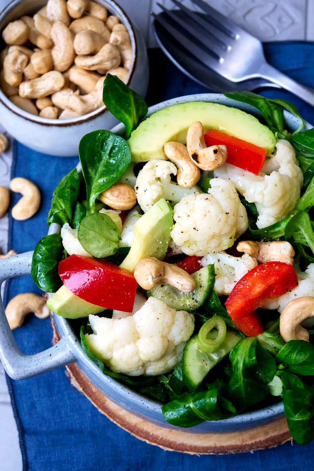 Leichter Blumenkohlsalat mit knackigem Gemüse und cremigem Dressing, ideal für ein gesundes Abendessen