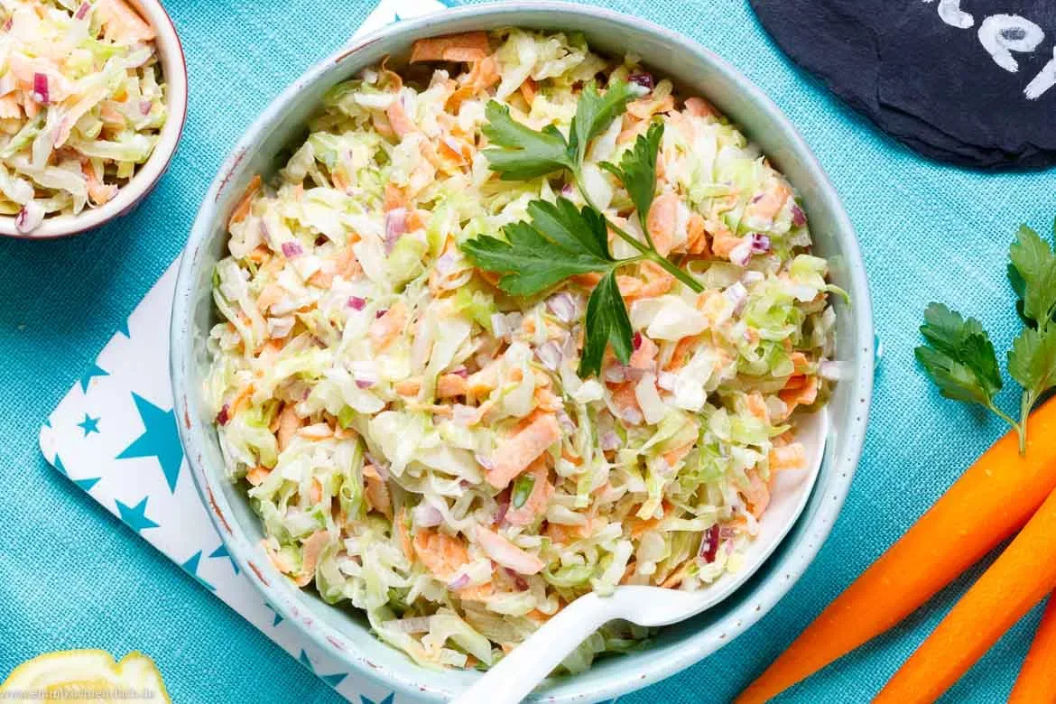 Leichter Coleslaw Salat, perfekt als Beilage zum Grillen