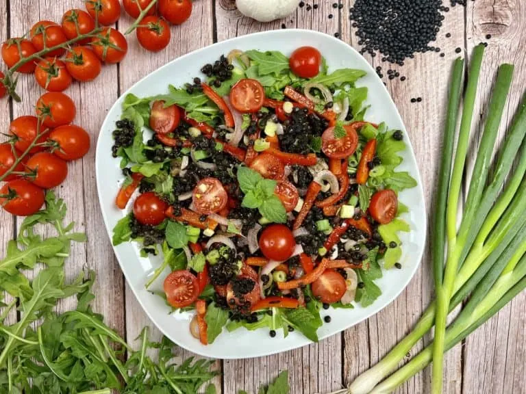 Leichter Sommerlicher Linsensalat mit Beluga-Linsen, Gemüse und Rucola