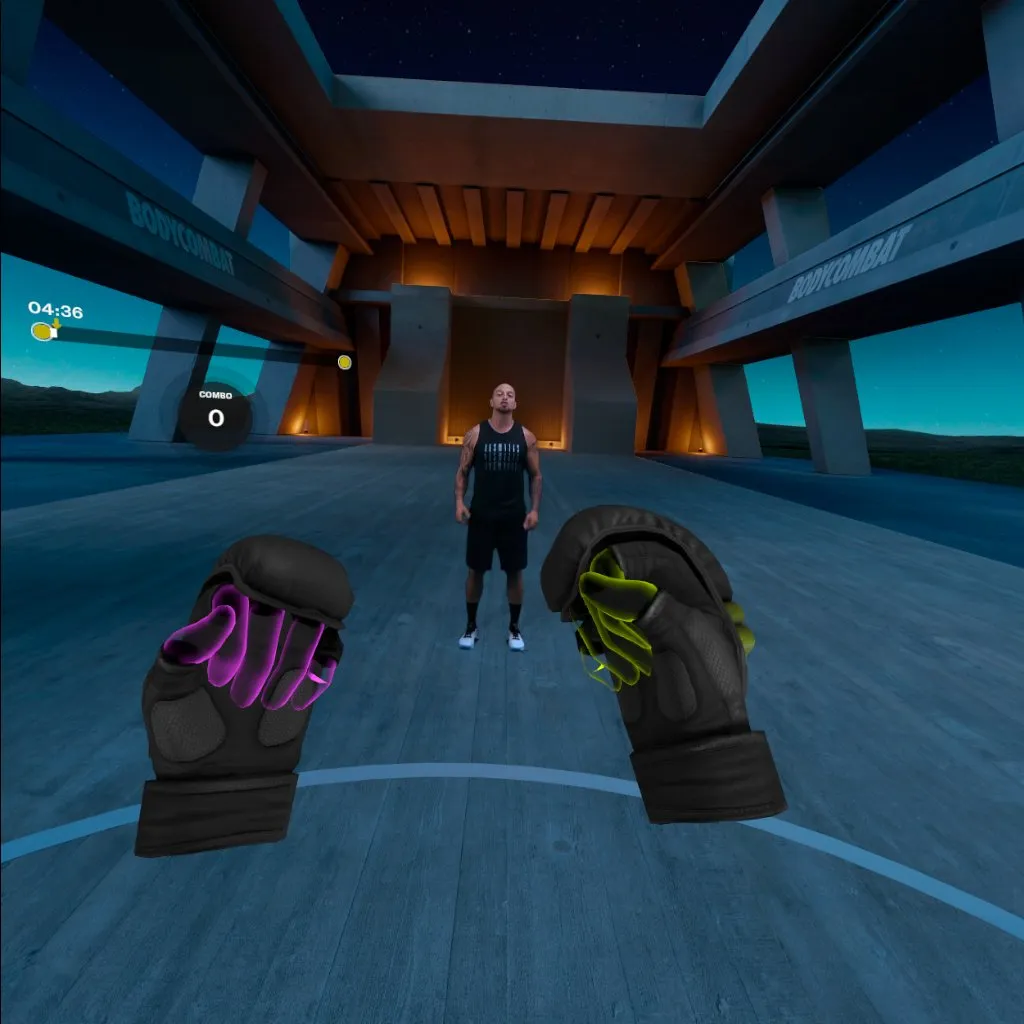 Les Mills Bodycombat VR Instruktorin demonstriert Kampfsport-Bewegungen