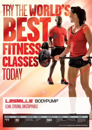 Les Mills BODYPUMP 77 Logo und Kursteilnehmer beim Krafttraining