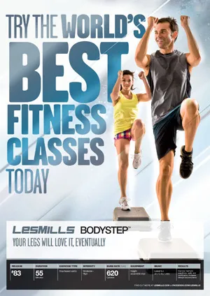 Les Mills BODYSTEP 83 Logo und energiegeladene Teilnehmer auf Step-Plattformen