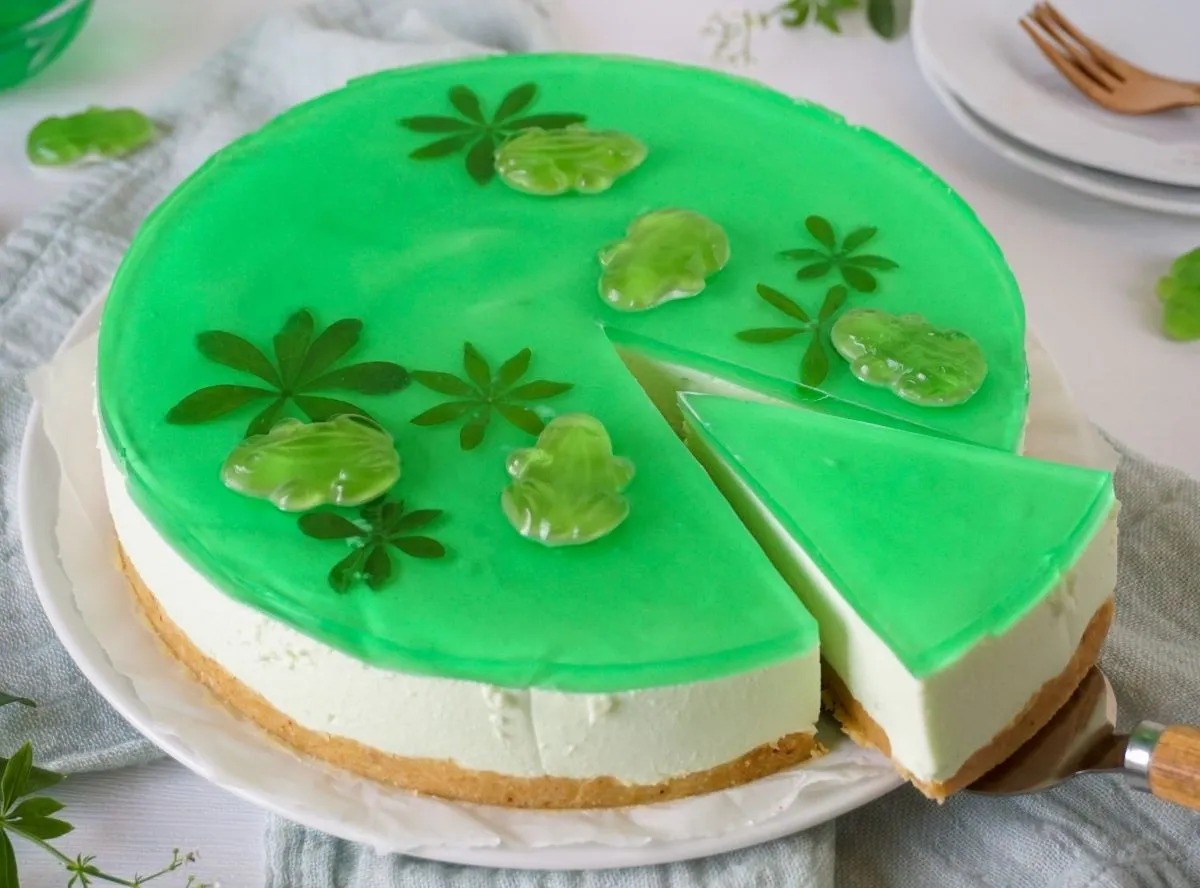 Leuchtend grüne Waldmeister-Sahnetorte mit frischen Beeren für den Kindergeburtstag