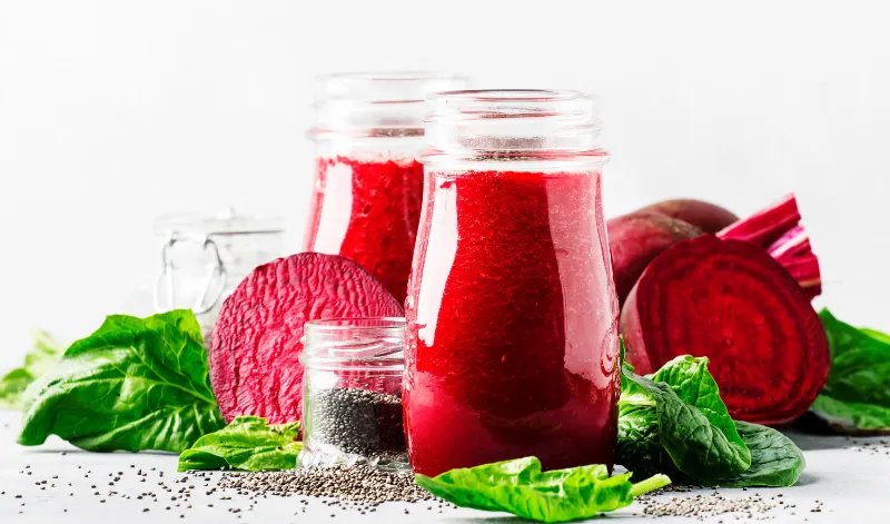 Leuchtend rote Detox-Säfte mit Beeren und Rote Bete für Vitamine und Mineralstoffe