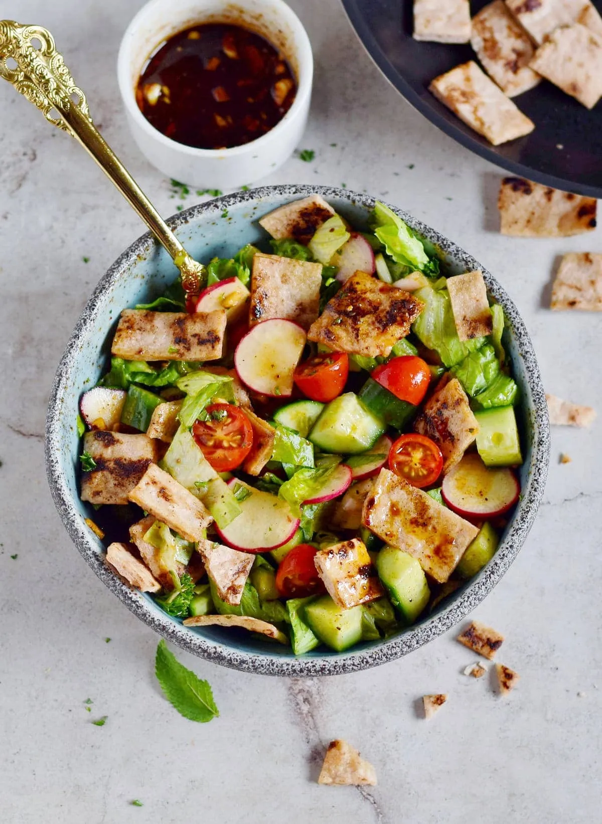 Libanesischer Fattoush-Brotsalat mit knusprigem Fladenbrot und Granatapfelmelasse, eine leichte vegane Mittagessen-Idee.