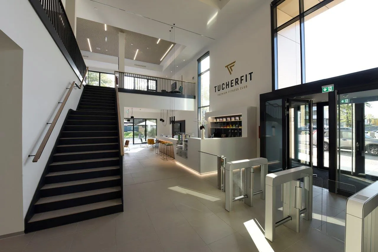 Lichtdurchfluteter Trainingsbereich im TucherFit mit modernen Fitnessgeräten