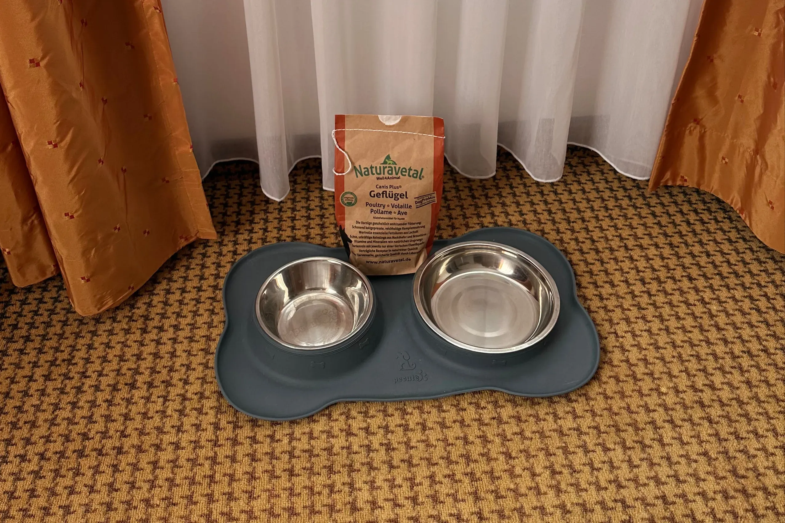 Liebevoll bereitgestellte Wasser- und Futternäpfe mit hochwertigem Naturavetal-Hundefutter im nestor Hotel Ludwigsburg, ein Zeichen echter Hundefreundlichkeit.