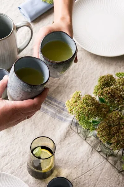 Liebevoll gedeckter Tisch mit Königsberger Klopsen