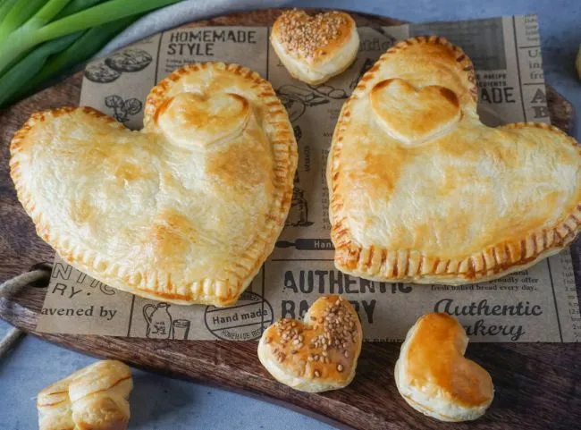 Liebevoll geformte Flammkuchen-Herzen, perfekt gebacken im Airfryer