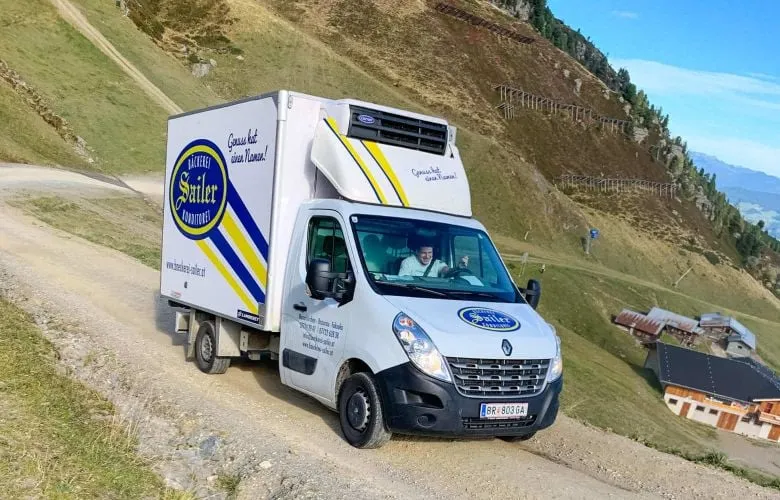 Lieferwagen mit frisch gebackenen Waren wird beladen
