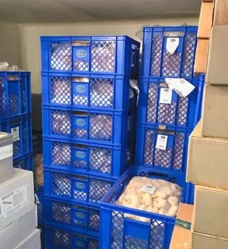 Lieferwagen wird mit Gebäckboxen für die Gastro-Belieferung beladen