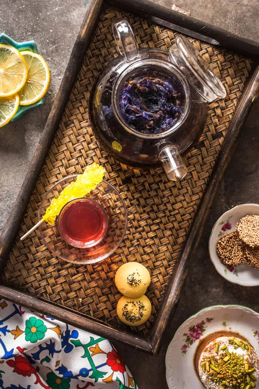 Lila Borretschblütentee in einem Glas mit süßem Ranginak Dessert