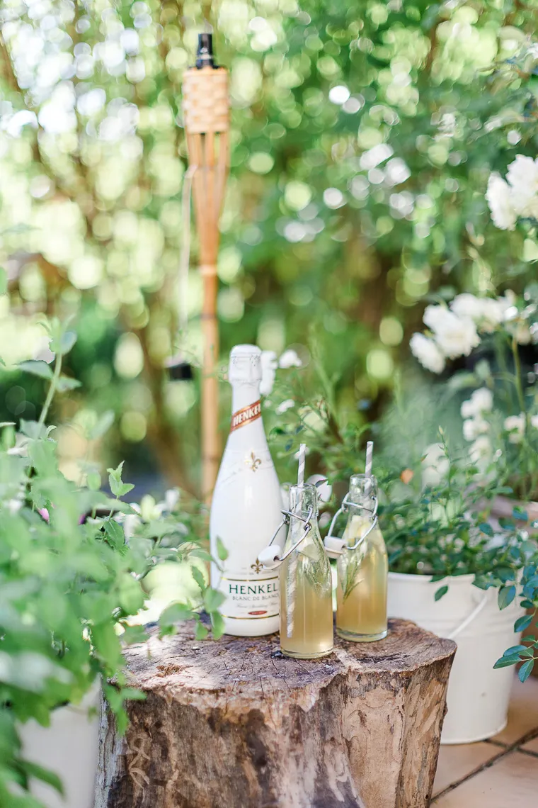 Lillet mit Sekt und Rosmarin in einer stilvollen Flasche angerichtet