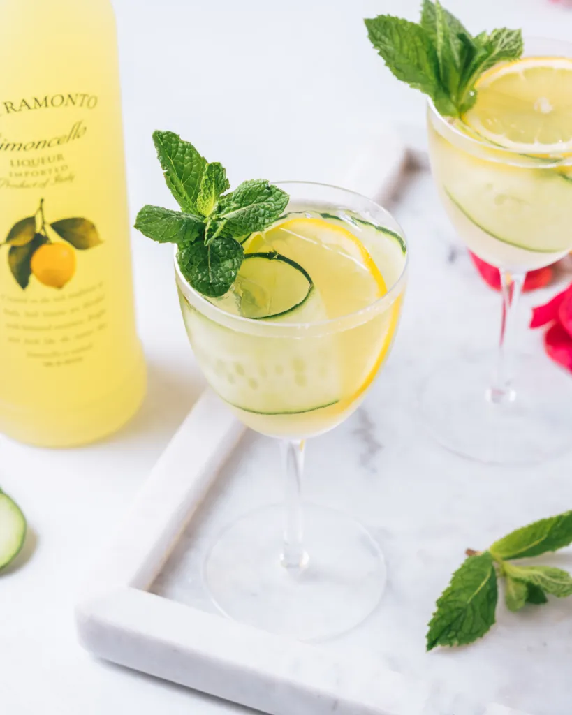 Limoncello Spritz mit Minze und Gurke