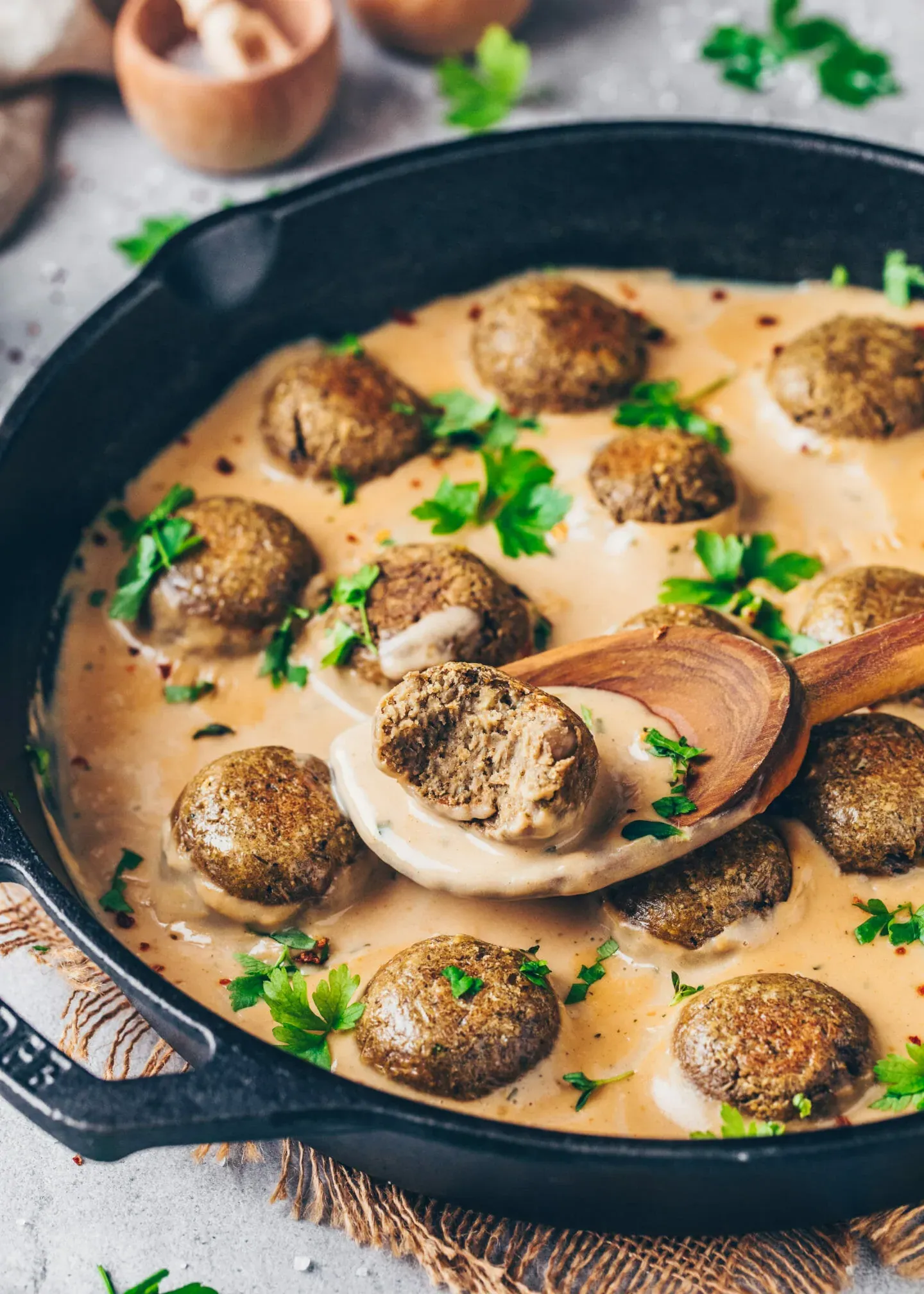 Linsen-Hackbällchen mit Pasta und Rahm-Soße als vegetarisches Gericht