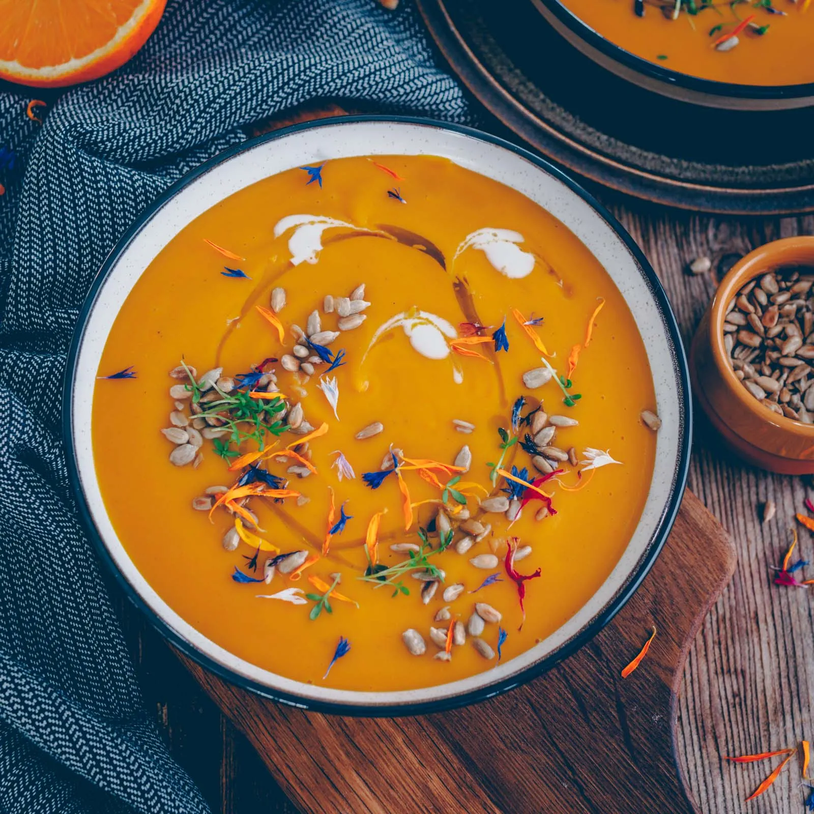 Linsen-Orangen Suppe garniert mit Sonnenblumenkernen und Kräutern