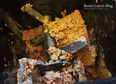 Linsenmehl-Nudelteig im Pastamaker, bereit zur Verarbeitung