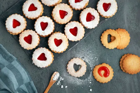 Linzer Augen Kekse mit Marmelade und Zucker backen