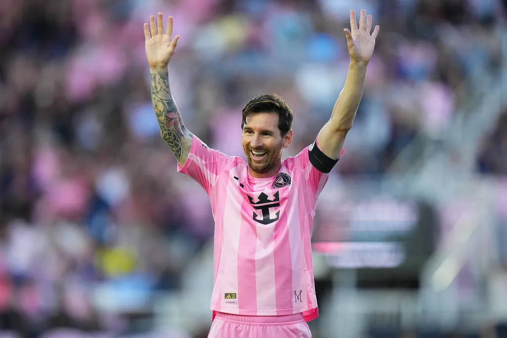 Lionel Messi #10 von Inter Miami CF jubelt nach seinem zweiten Treffer während des MLS-Spiels zwischen Inter Miami CF und Columbus Crew im Chase Stadium am 31. Mai 2025 in Fort Lauderdale, Florida.
