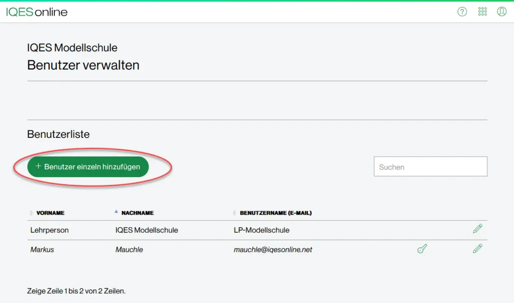 Liste der registrierten Benutzer einer Schule in der IQES Benutzerverwaltung, bereit für die individuelle Bearbeitung oder das Hinzufügen neuer Benutzer.