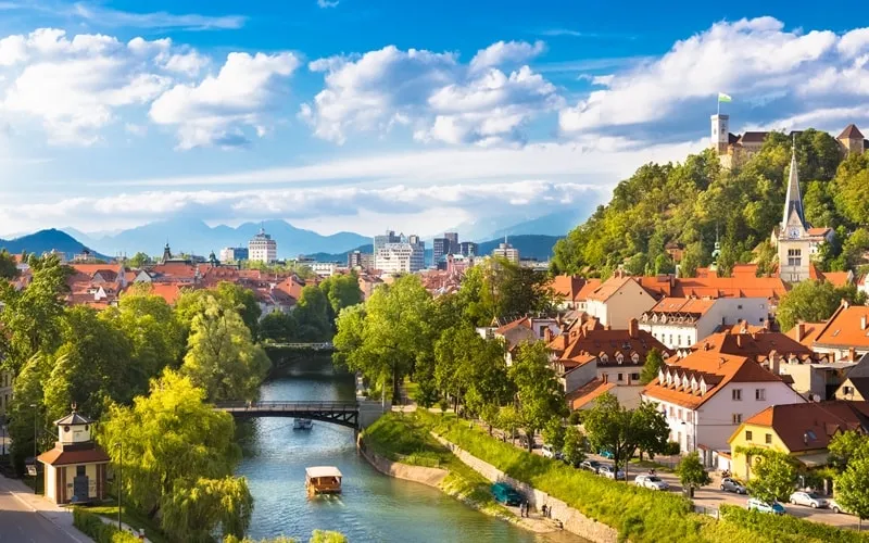 Ljubljana mit der Burg und dem Fluss Ljubljanica